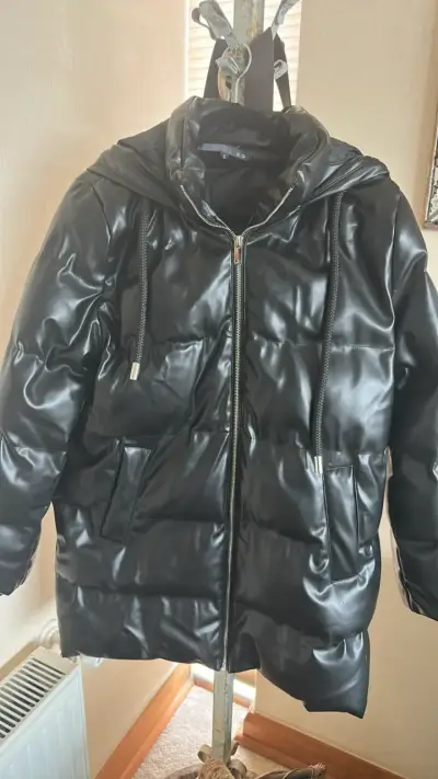 Chaqueta acolchada negra con capucha - miniatura 1