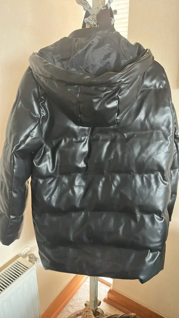 Chaqueta acolchada negra con capucha - 2