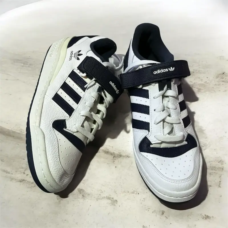 Zapatillas deportivas Adidas blancas y negras