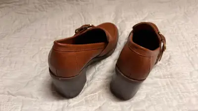 Zapatos de tacón tipo mocasín marrón para mujer - miniatura 1