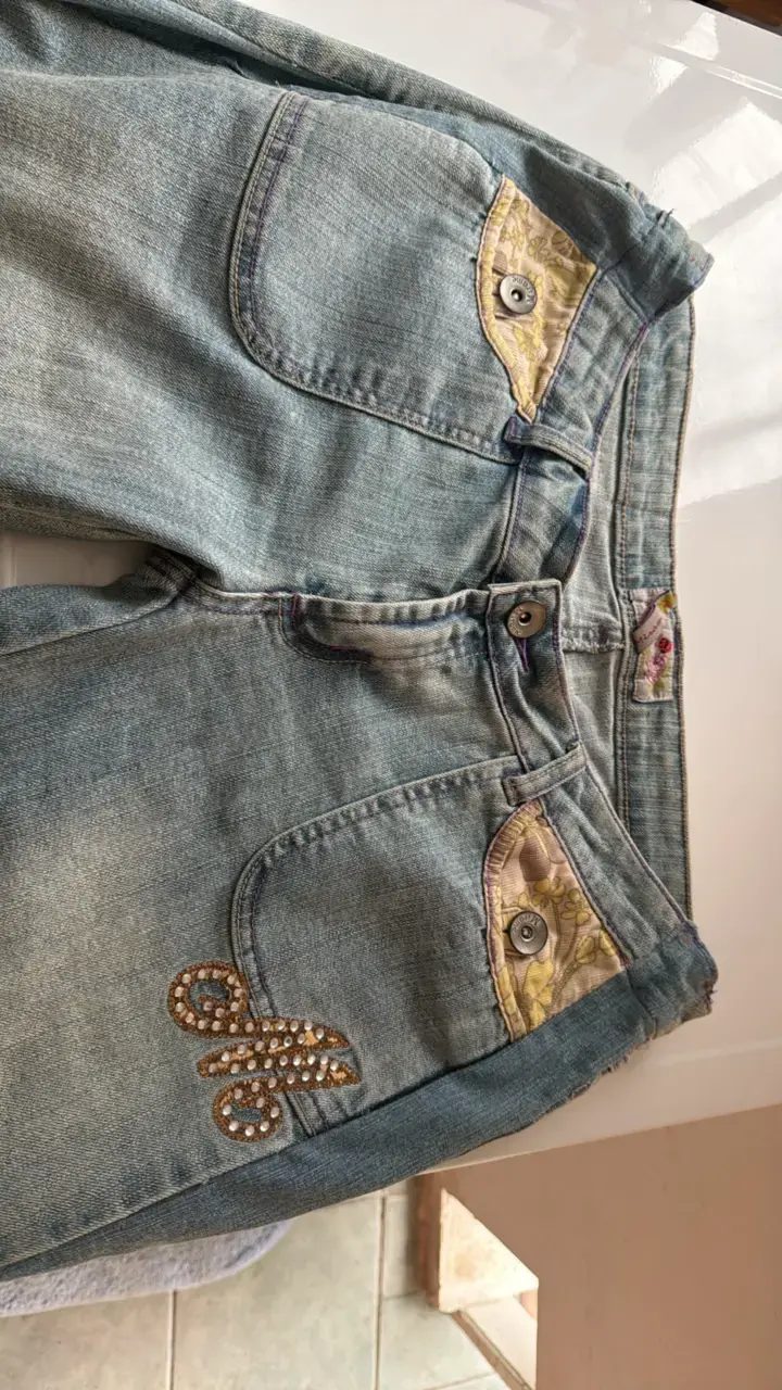 Jeans de mujer con detalles bordados y apliques