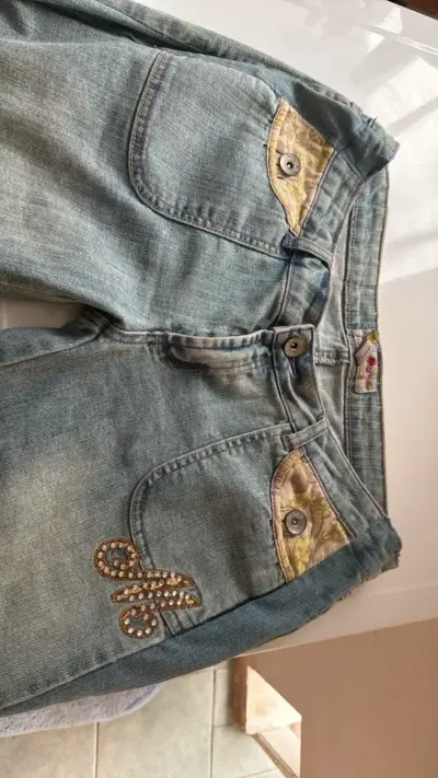 Jeans de mujer con detalles bordados y apliques - miniatura 1