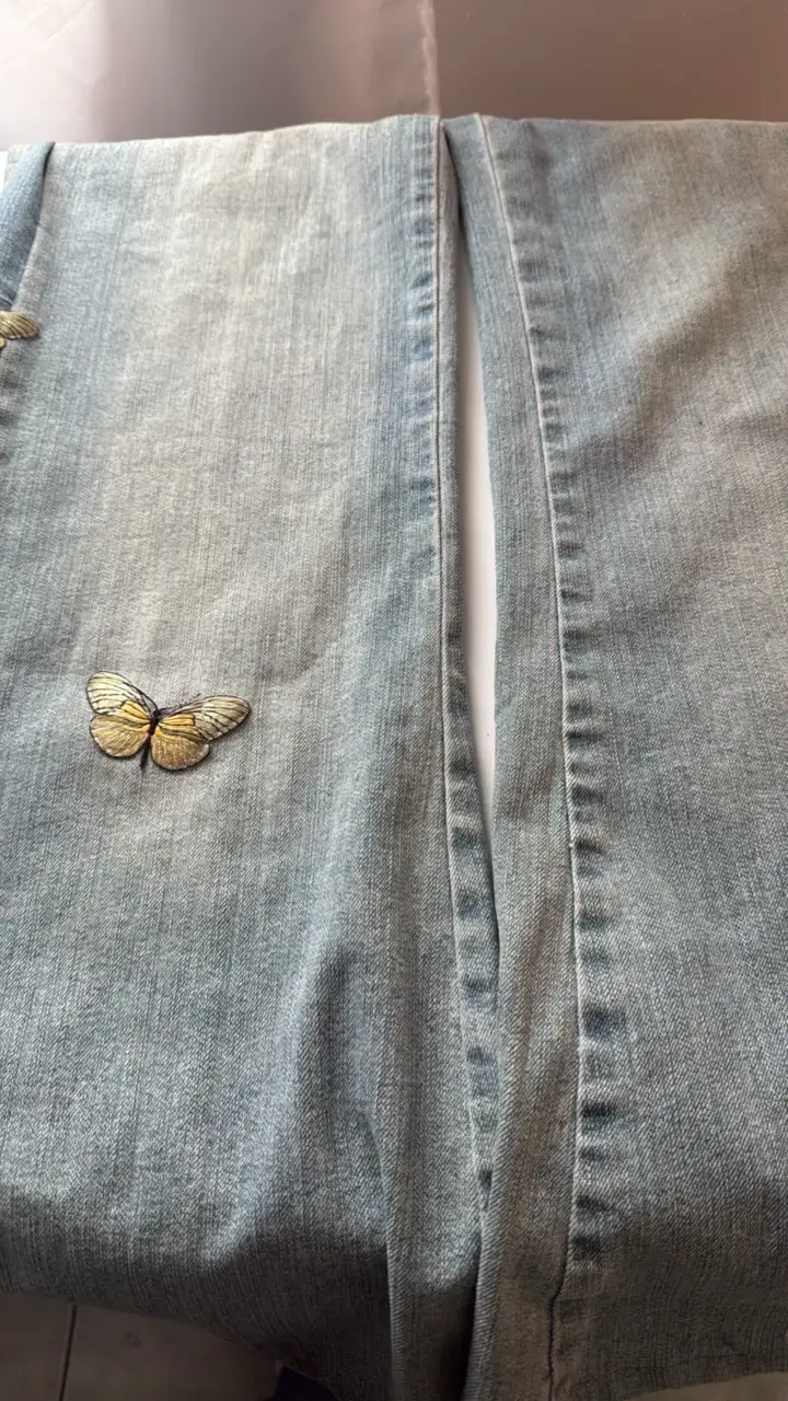 Jeans de mujer con detalles bordados y apliques - 2