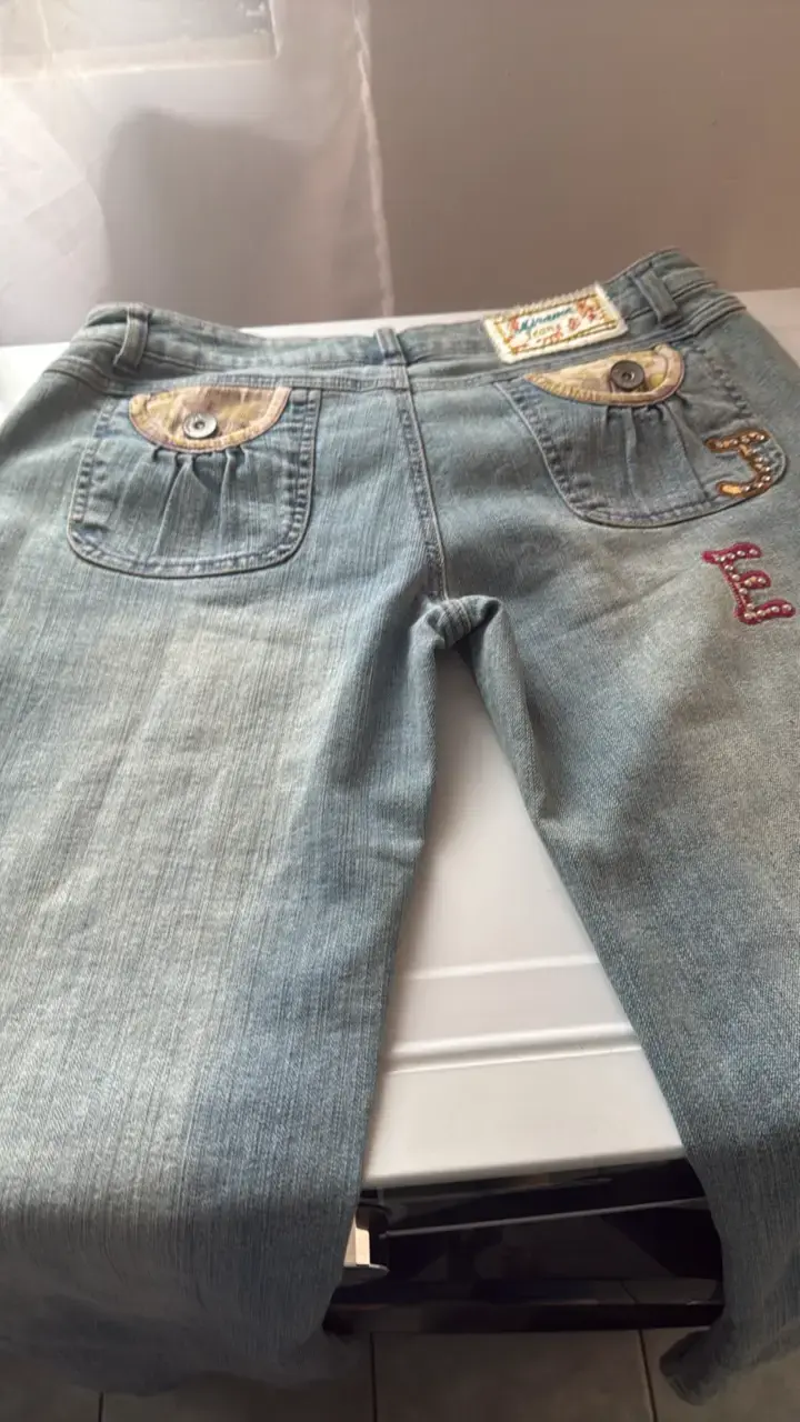 Jeans de mujer con detalles bordados y apliques - 3