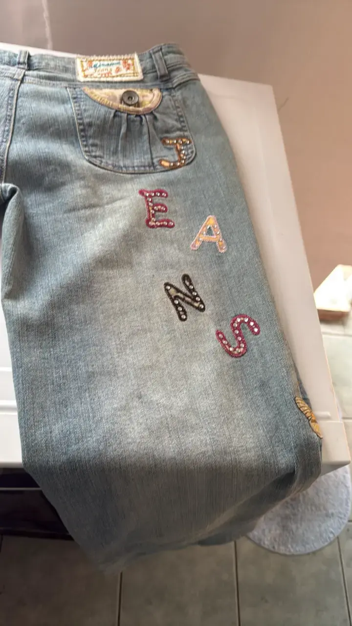 Jeans de mujer con detalles bordados y apliques - 4