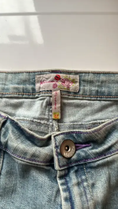 Jeans de mujer con detalles bordados y apliques - miniatura 5