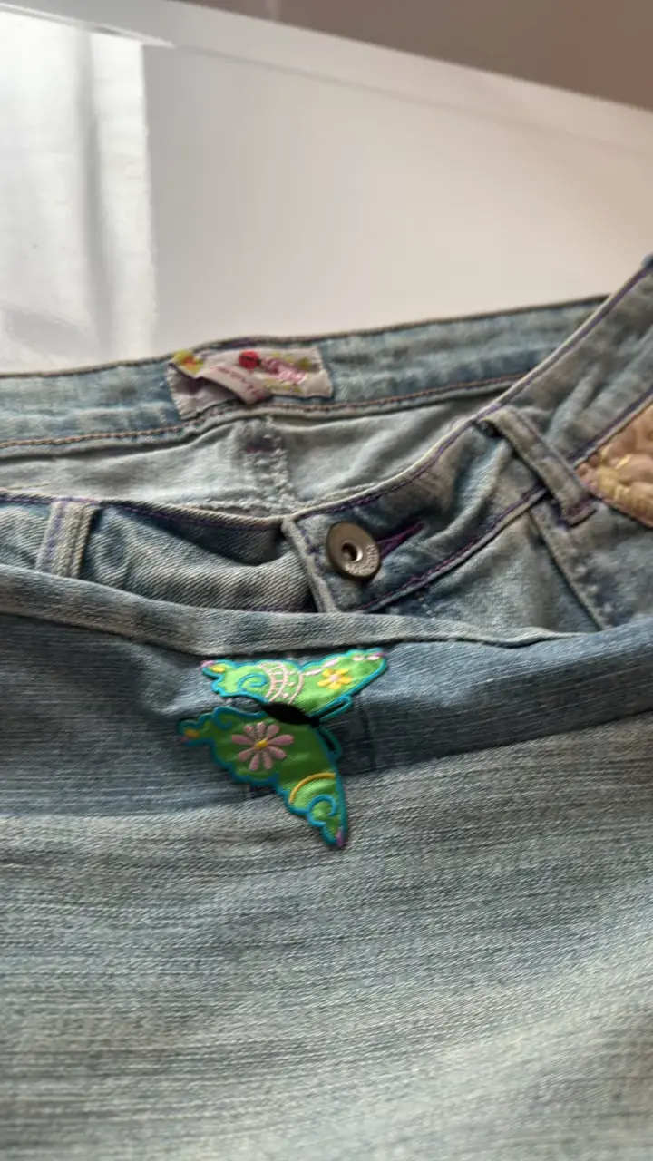 Jeans de mujer con detalles bordados y apliques - 6