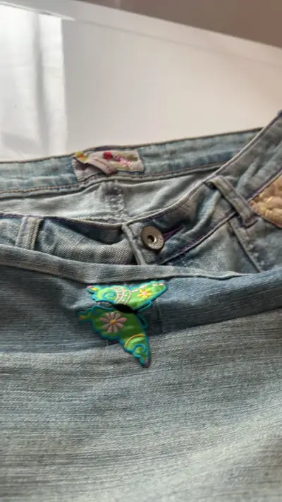 Jeans de mujer con detalles bordados y apliques - miniatura 6