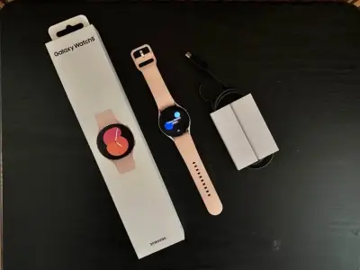 Samsung Galaxy Watch5 rosa con cargador - miniatura 1
