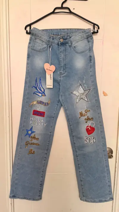 Jeans de mujer con parches decorativos - miniatura 1