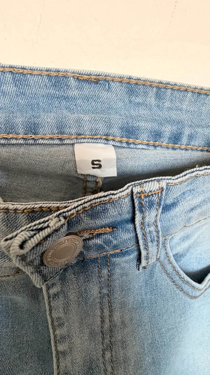 Jeans de mujer con parches decorativos - 2