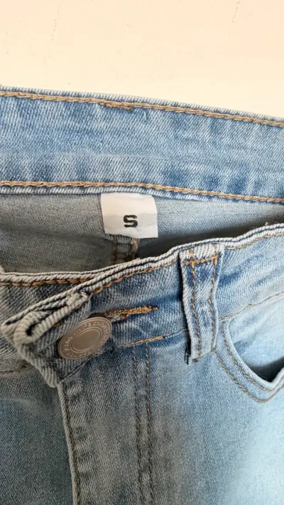 Jeans de mujer con parches decorativos - miniatura 2