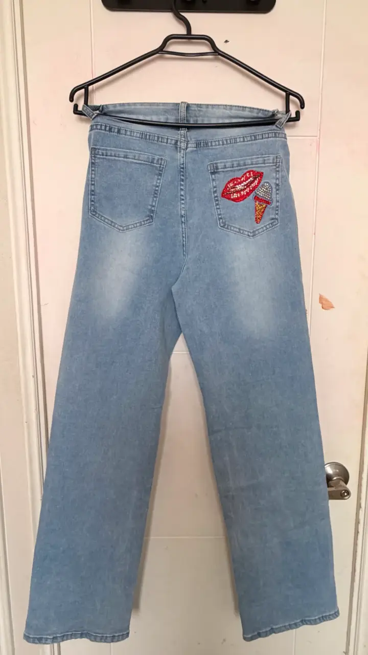 Jeans de mujer con parches decorativos - 3