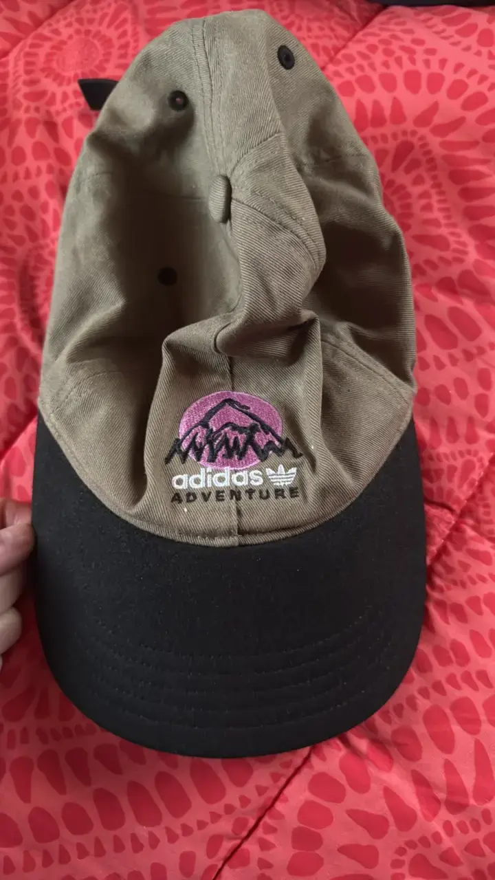 Gorra Adidas Adventure verde y negra - 1