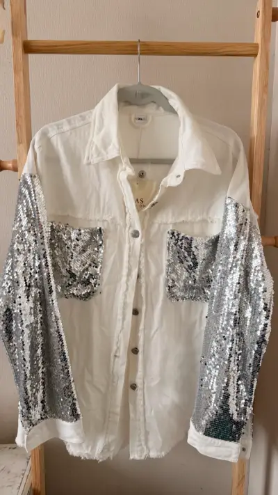 Chaqueta blanca con lentejuelas en mangas - miniatura 1