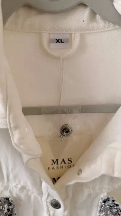 Chaqueta blanca con lentejuelas en mangas - miniatura 3
