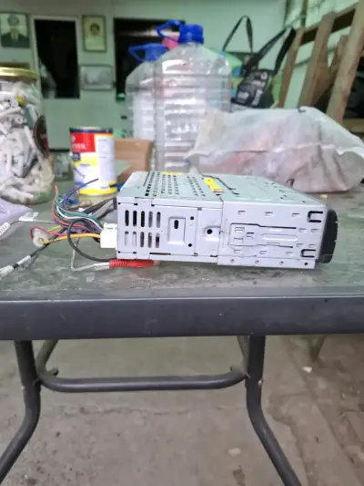 Radio de auto Clarion con reproductor CD - miniatura 1