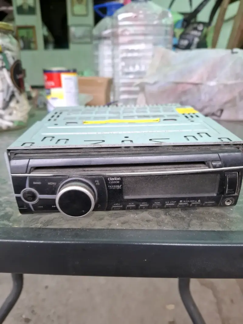 Radio de auto Clarion con reproductor CD - 4