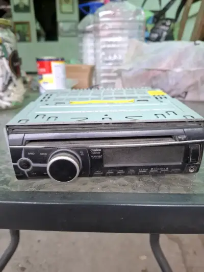 Radio de auto Clarion con reproductor CD - miniatura 4
