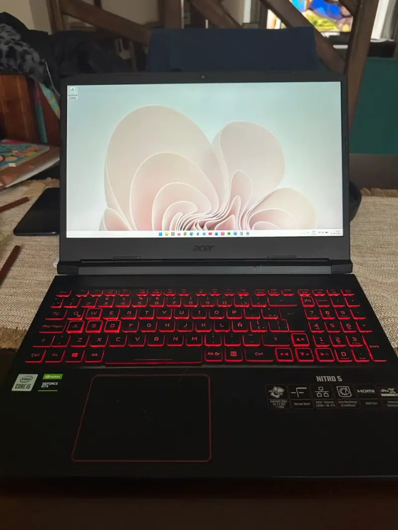 Laptop Acer Nitro 5 con Teclado Retroiluminado - 1