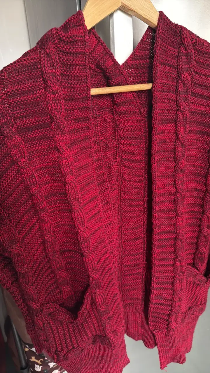 Cárdigan de punto rojo con diseño trenzado