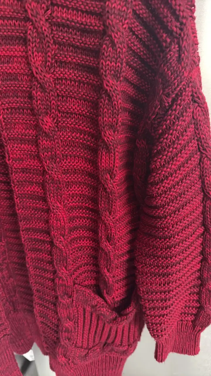 Cárdigan de punto rojo con diseño trenzado - 2