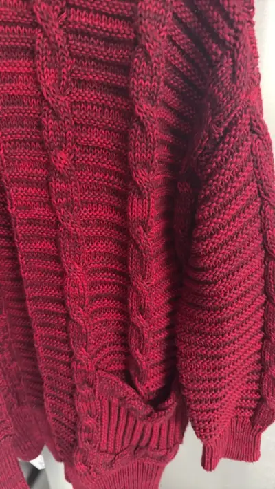 Cárdigan de punto rojo con diseño trenzado - miniatura 2