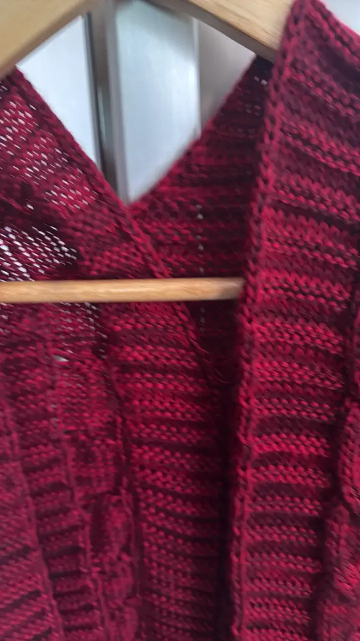 Cárdigan de punto rojo con diseño trenzado - 3