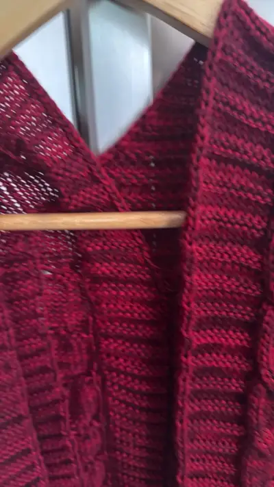 Cárdigan de punto rojo con diseño trenzado - miniatura 3