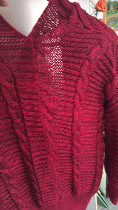 Cárdigan de punto rojo con diseño trenzado - miniatura 5