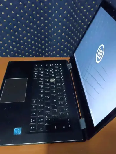 Laptop Lenovo con pantalla táctil y bisagra flexible - miniatura 1