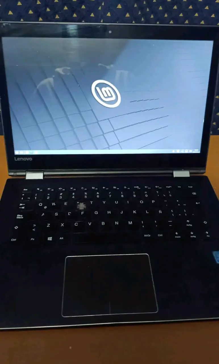 Laptop Lenovo con pantalla táctil y bisagra flexible - 2