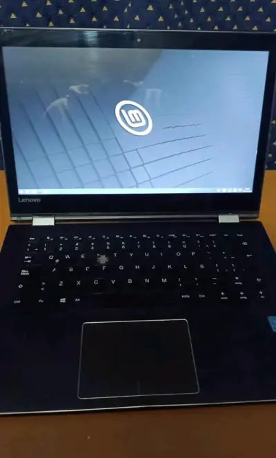 Laptop Lenovo con pantalla táctil y bisagra flexible - miniatura 2