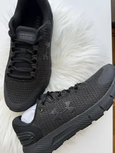 Zapatillas deportivas negras Under Armou Charged R - miniatura 1