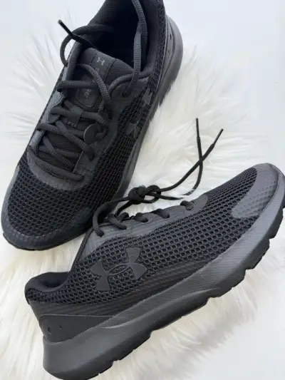 Zapatillas deportivas negras Under Armou UA Surge - miniatura 1