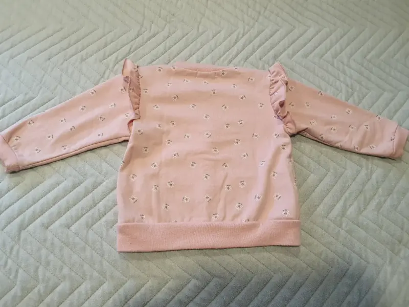 Polerón de bebé rosa con volantes y diseño floral - 2