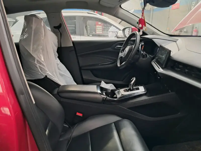 Auto sedán rojo Mg GT 1.5 turbo tope de linea