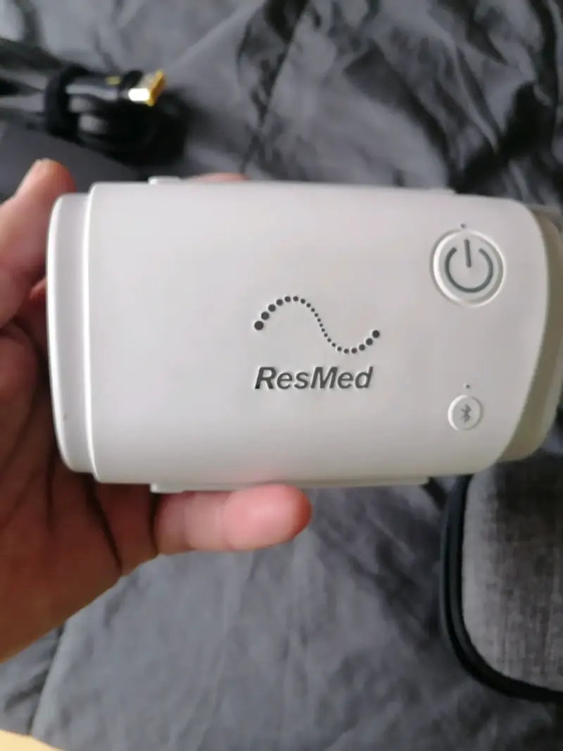 Máquina CPAP portátil ResMed con accesorios - 1