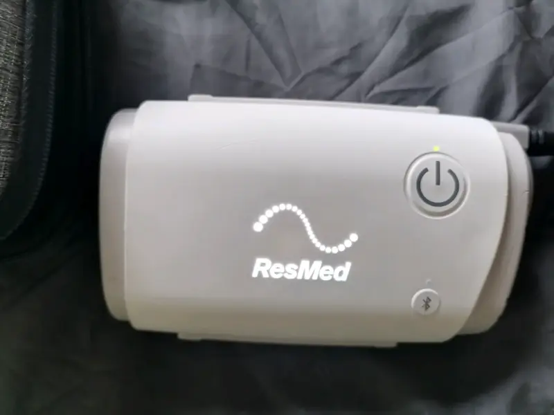 Máquina CPAP portátil ResMed con accesorios - 2