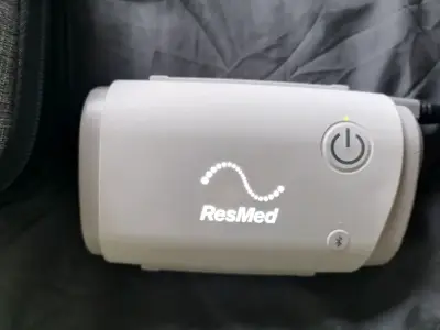 Máquina CPAP portátil ResMed con accesorios - miniatura 2