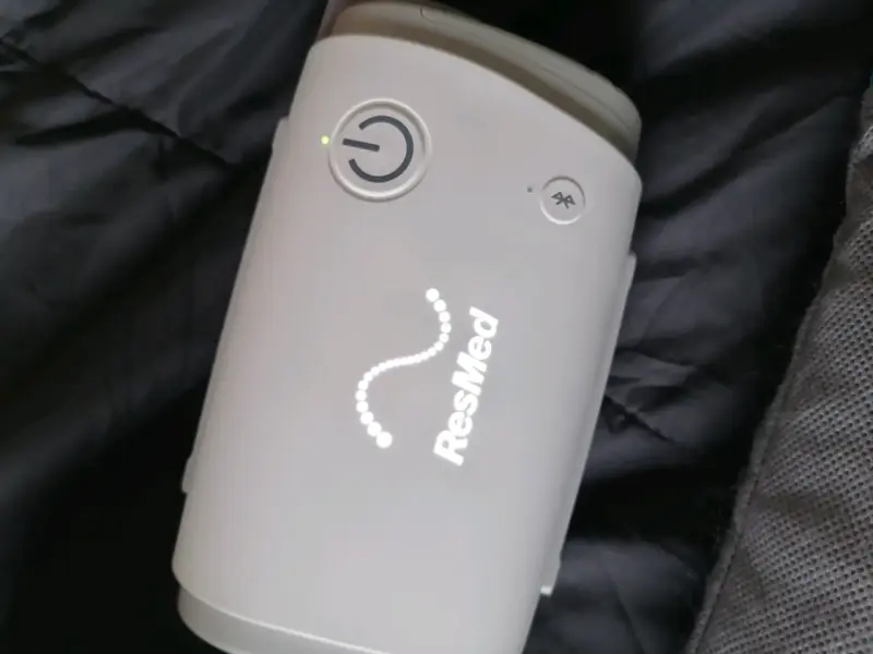 Máquina CPAP portátil ResMed con accesorios - 3