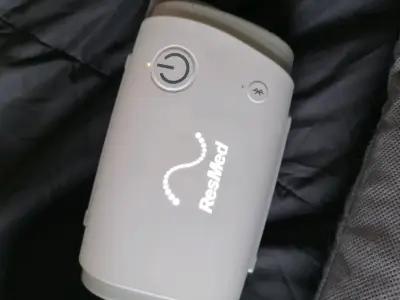 Máquina CPAP portátil ResMed con accesorios - miniatura 3