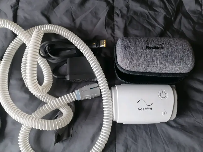 Máquina CPAP portátil ResMed con accesorios - 4
