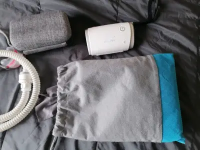 Máquina CPAP portátil ResMed con accesorios - miniatura 5