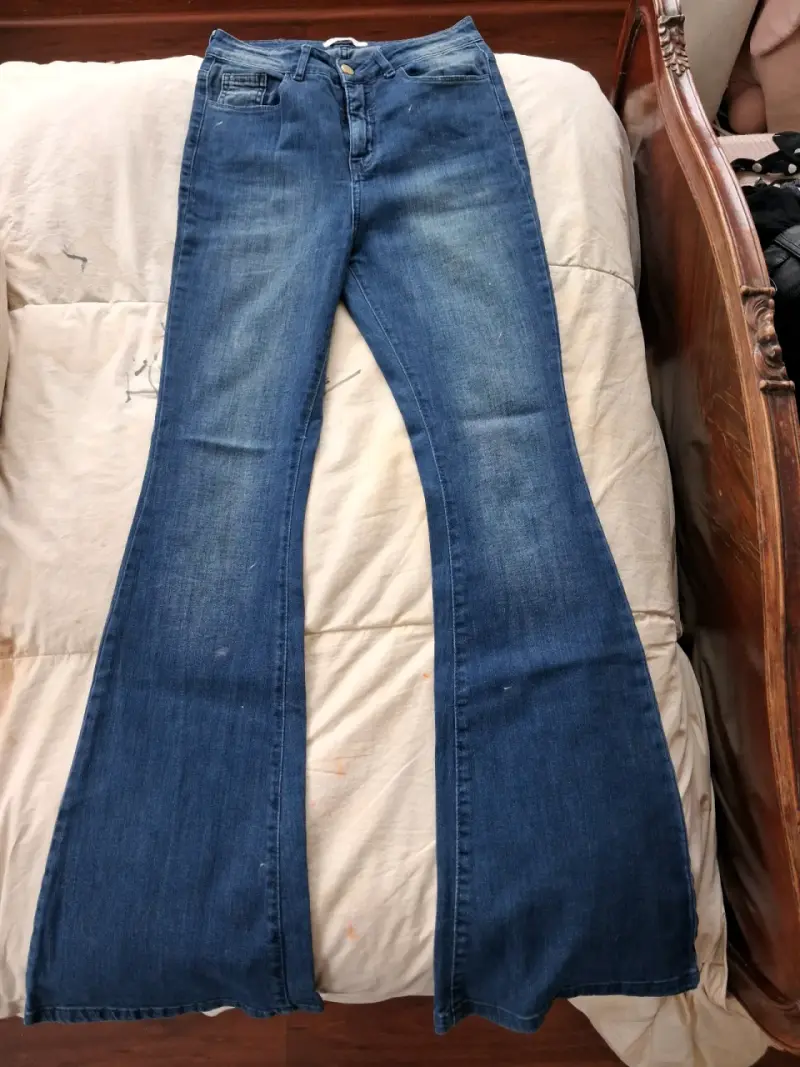 Jeans acampanados azul oscuro para mujer
