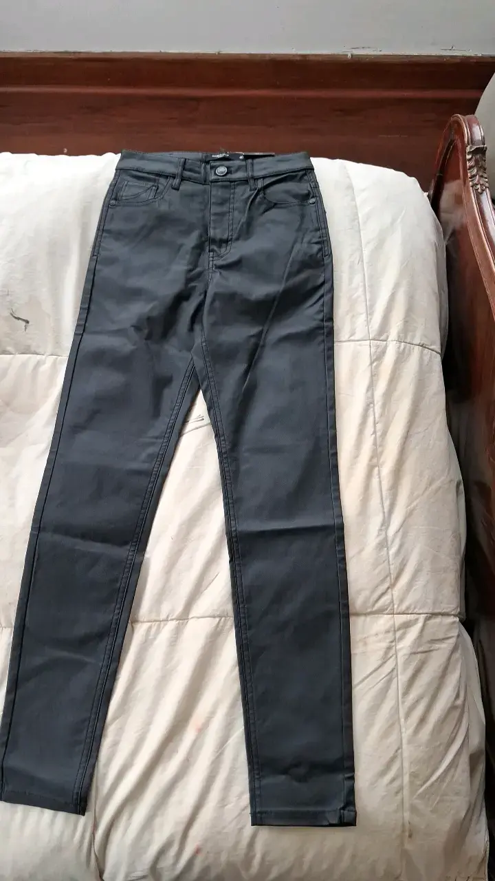 Pantalones de mezclilla negros para mujer