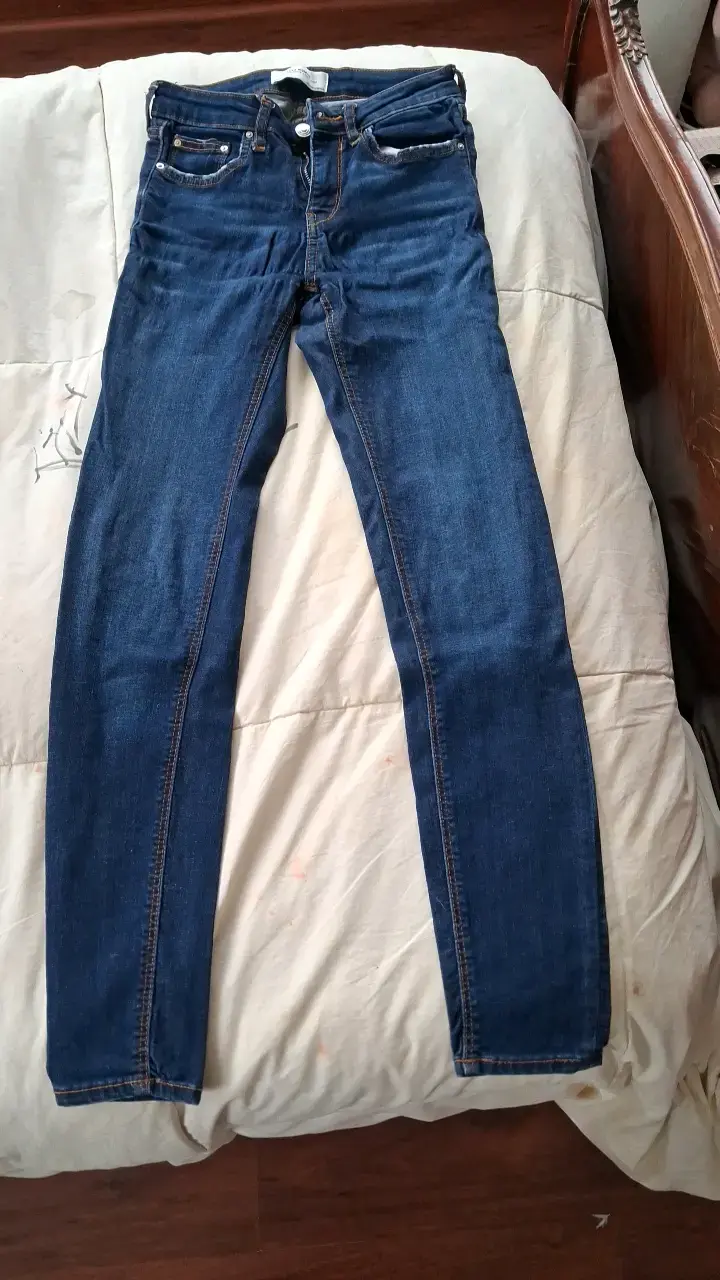 Jeans ajustados azul oscuro para mujer