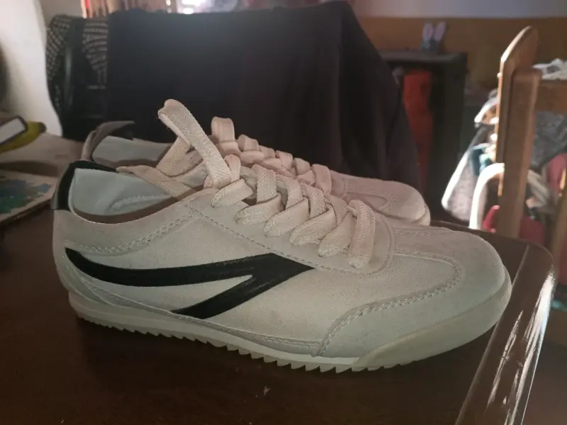 Zapatillas deportivas blancas con diseño negro - 1