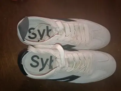 Zapatillas deportivas blancas con diseño negro - miniatura 2