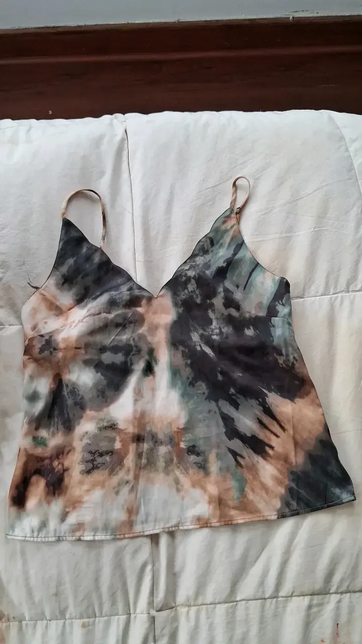Top de tirantes con diseño tie-dye